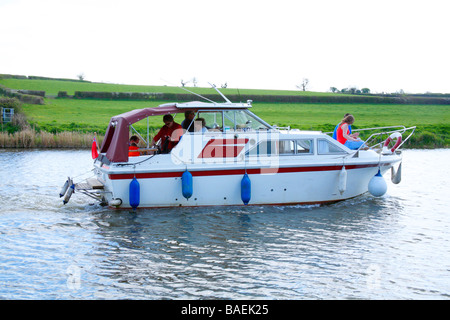 Crociera lungo il fiume Fiume Avon Saltford Foto Stock