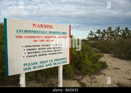 Messico Todos Santos cartello di avviso in lingua inglese proteggere le dune di sabbia da costruzione e sviluppo ambientale area sensibile Foto Stock