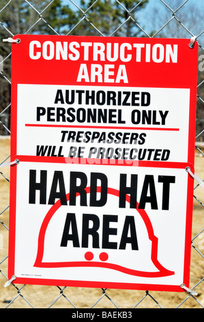 [Sito in costruzione sign] [hard hat area solo a personale autorizzato tresspassers saranno perseguiti] Foto Stock