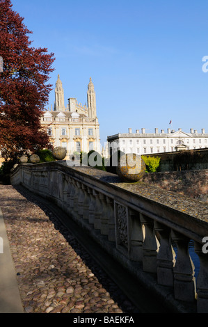 Clare Bridge con Clare College e Kings College Chapel in background, Inghilterra Cambridge Regno Unito Foto Stock