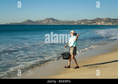 Messico San Jose del Cabo Caucasian uomo di mezza età di acqua salata di pesca a mosca in mare Foto Stock