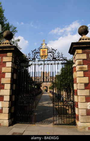Gesù la corsia di ingresso a Jesus College con il percorso verso il basso per il Gatehouse noto come " Il Camino " Inghilterra Cambridge Regno Unito Foto Stock