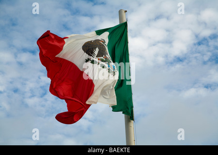 Messico San Jose del Cabo Verde Rosso e bianco della bandiera messicana sventolare nel vento Foto Stock