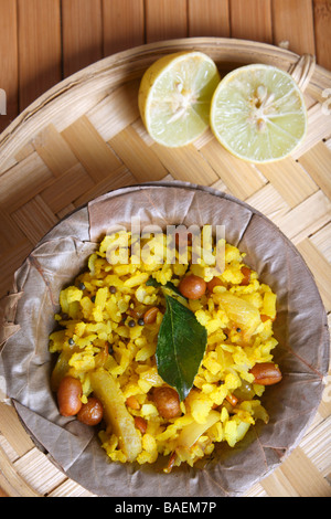 Poha è uno snack realizzato da appiattite o battuti di riso e spesso mangiati per la prima colazione o per il brunch Foto Stock