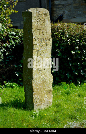 Pietra miliare nel villaggio di Long Preston, North Yorkshire, Inghilterra, Regno Unito Foto Stock