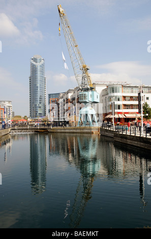 Gunwharf Quays lo sviluppo di proprietà di abitazioni e negozi di Portsmouth Inghilterra REGNO UNITO Foto Stock