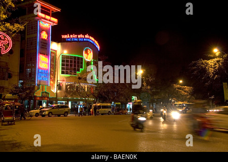 Thang Long fantoccio acqua Theate di notte con insegne al neon di Hanoi, Vietnam Foto Stock