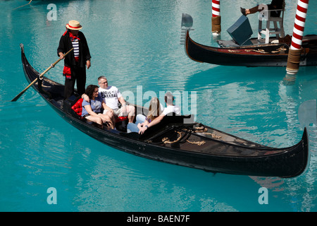 Le gondole del Canal al di fuori del Venetian Hotel and Casino Las Vegas Boulevard las vegas nevada usa Foto Stock