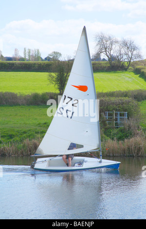 Barca a vela Dinghy Fiume Avon Saltford Foto Stock