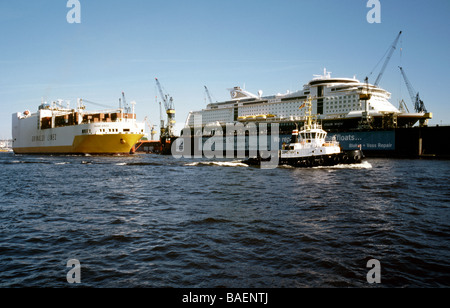 Grimaldi Grande Africa passa MS Color Magic inserito per la manutenzione a+Blohm Voss nel porto di Amburgo. Foto Stock