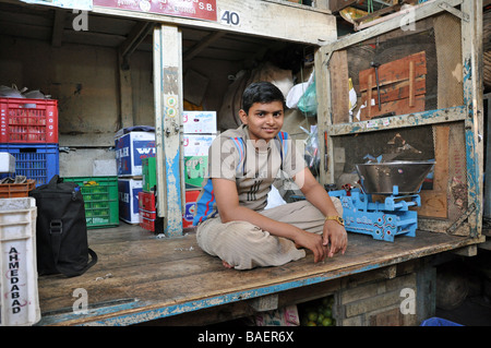 Giovane uomo a Ahmedabad Mercato, Gujarat, India Foto Stock