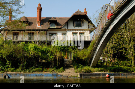 Casa Eyot e arcuate passerella pedonale su D'Oyly Carte isola nel mezzo del fiume Tamigi a Weybridge, Surrey, Englan Foto Stock