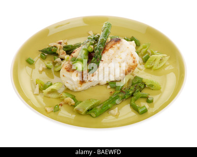 Cucinata fresca sana Rana pescatrice con asparagi isolata contro uno sfondo bianco con nessun popolo e un tracciato di ritaglio Foto Stock