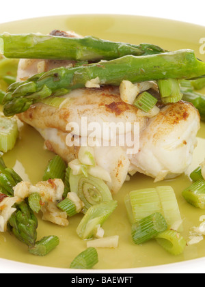 Cucinata fresca sana Rana pescatrice con asparagi con n. di persone Foto Stock