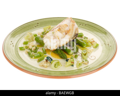 Cucinata fresca sana Rana pescatrice con asparagi isolata contro uno sfondo bianco con nessun popolo e un tracciato di ritaglio Foto Stock