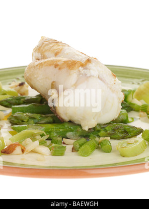 Cucinata fresca sana Rana pescatrice con asparagi isolata contro uno sfondo bianco con nessun popolo e un tracciato di ritaglio Foto Stock