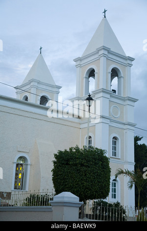 Messico San Jose del Cabo Twin Towers di Iglesia San Jose chiesa costruita nel 1940 presso il sito della missione originale di luce Foto Stock