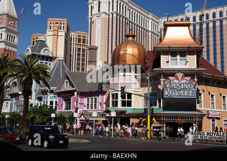 Vista lungo las vegas boulevard casino royale sulla destra e il veneziano in background las vegas boulevard nevada usa Foto Stock