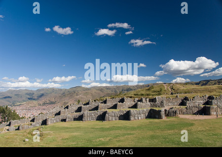 Il Perù, vicino a Cuzco, zig zag fortezza di Sacsayhuaman, Cuzco in background Foto Stock