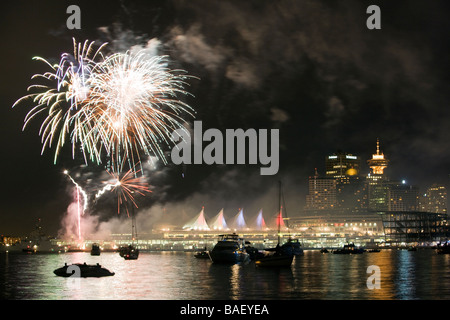 Fuochi d'artificio sopra Vancouver visto da Stanley Park - Vancouver, British Columbia, Canada Foto Stock