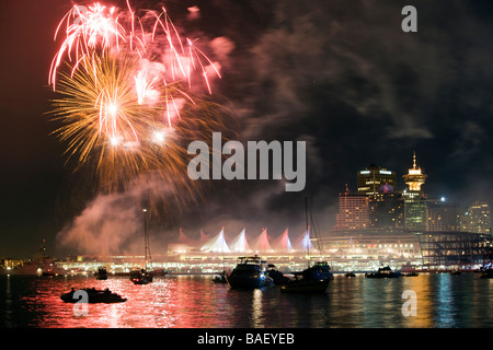 Fuochi d'artificio sopra Vancouver visto da Stanley Park - Vancouver, British Columbia, Canada Foto Stock