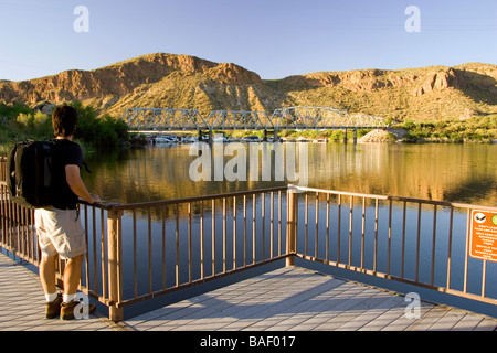 Backpacker affacciato sul lago - Apache Trail, Arizona Foto Stock