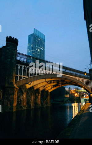 Manchester,Castlefield,industriale vecchio ponte ferroviario su Bridgewater Canal,ultra moderno Hilton hotel Beetham Tower sera Foto Stock