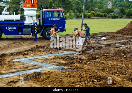 Lavoratori edili la colata di cemento appigli per una nuova casa Foto Stock