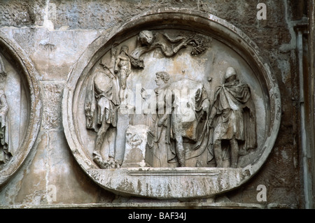 Roma Italia foro Arco di Costantino un marmo Tondi Adrianei di Adriano e Antinoo che fa un sacrificio a Silvano sul lato sud Foto Stock