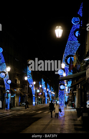 Lisbona portogallo le luci di Natale telaio passeggini serale in Praca de Dom Pedro IV Popolarmente conosciuta come Rossio Foto Stock