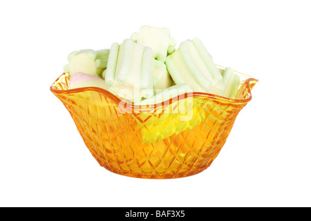 Marshmallows nella ciotola di vetro isolato su sfondo bianco profondità di campo Foto Stock