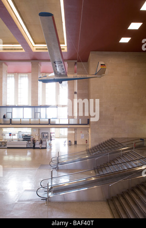 Tempelhof Airport Terminal, Berlino, Germania, Ernst Sagebiel, Tempelhof airport terminal vista delle scale con aliante sopra. Foto Stock