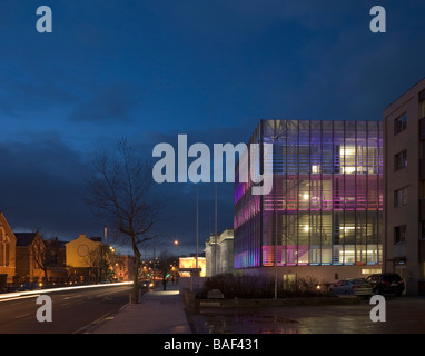 Cork Civic Offices, Cork, Irlanda Abk architetti, uffici di sughero vista con il municipio di notte. Foto Stock