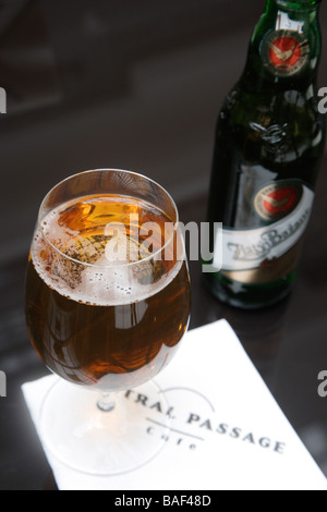 Una bottiglia di vetro e del livello locale birra fatta Zlaty bazant (Golden Pheasant) Bratislava Slovacchia Foto Stock