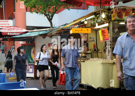 Singapore, la gente a piedi attraverso un mercato a Chinatown Foto Stock