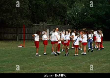 I bambini della scuola elementare facendo Country Dancing sulla giornata di sport Foto Stock