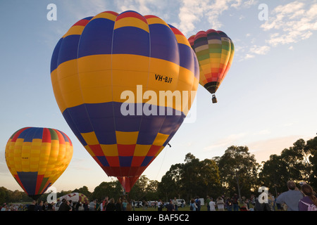 I palloni ad aria calda sorgere all alba, Parramatta, Sydney, Nuovo Galles del Sud, Australia Foto Stock