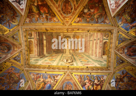 Una delle spalliere il soffitto dipinto che conduce alla Cappella Sistina in Vaticano a Roma Foto Stock