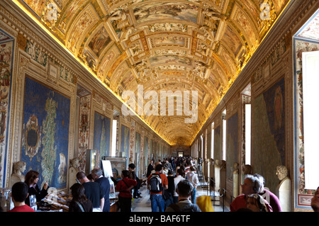 Una delle spalliere soffitti dipinti e corridoi che conducono alla Cappella Sistina in Vaticano a Roma Foto Stock