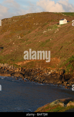 Cornovaglia remote bianche cottage casa sulla scogliera sul West Cornwall costa vicino a San Giusto Foto Stock