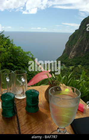 Area salotto con vista e cocktail su un tavolo a St Lucia, nei Caraibi Foto Stock