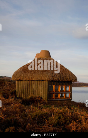 Osservatori di uccelli scozzesi, brughiera con tetto in paglia, osservazione della fauna selvatica in legno nascondono con vista su Eileanan Dubha, Loch Alsh, Isola di Skye, Scozia, Regno Unito Foto Stock