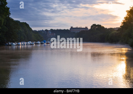 Il fiume il Tamigi all'alba guardando da Petersham prati verso il Royal Star e Garter Home ex-combattenti su Richmond Hill Foto Stock