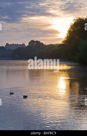 Il fiume il Tamigi all'alba guardando da Petersham prati verso il Royal Star e Garter Home ex-combattenti su Richmond Hill Foto Stock