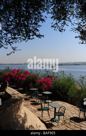 Africa Egitto il Tempio di Philae vicino a Aswan, Tempio di Iside un open air cafe con una vista dell'arginato Fiume Nilo Foto Stock