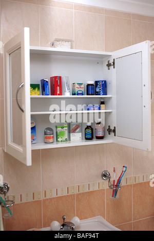 Cabinet in materia di droga sul muro di una stanza da bagno piena dei soliti pillole e pozioni Foto Stock