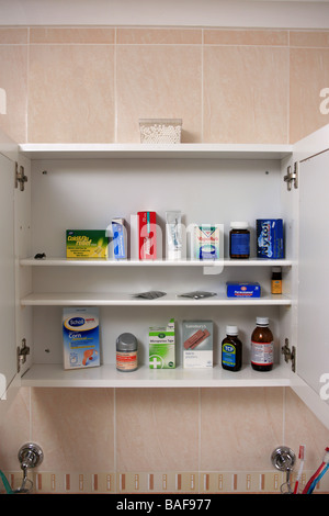 Cabinet in materia di droga sul muro di una stanza da bagno piena dei soliti pillole e pozioni Foto Stock