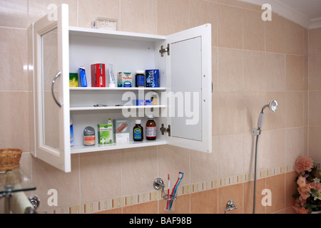 Cabinet in materia di droga sul muro di una stanza da bagno piena dei soliti pillole e pozioni Foto Stock