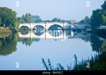 La mattina presto vista di Richmond Bridge guardando a valle attraverso la Croce Bianca Inn e Richmond Riverside dietro Foto Stock