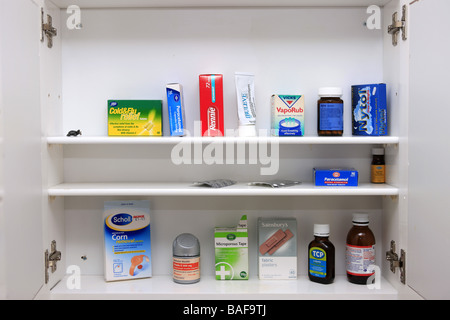 Cabinet in materia di droga sul muro di una stanza da bagno piena dei soliti pillole e pozioni Foto Stock